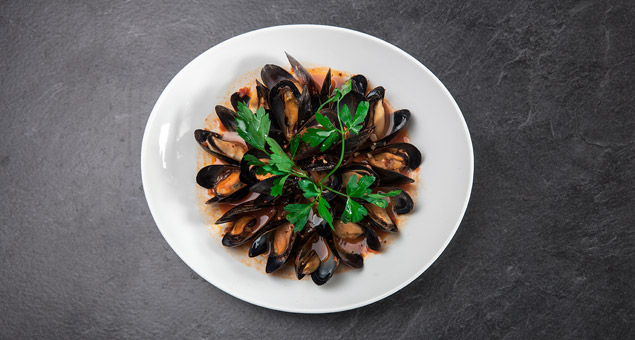 Plate of mussels image